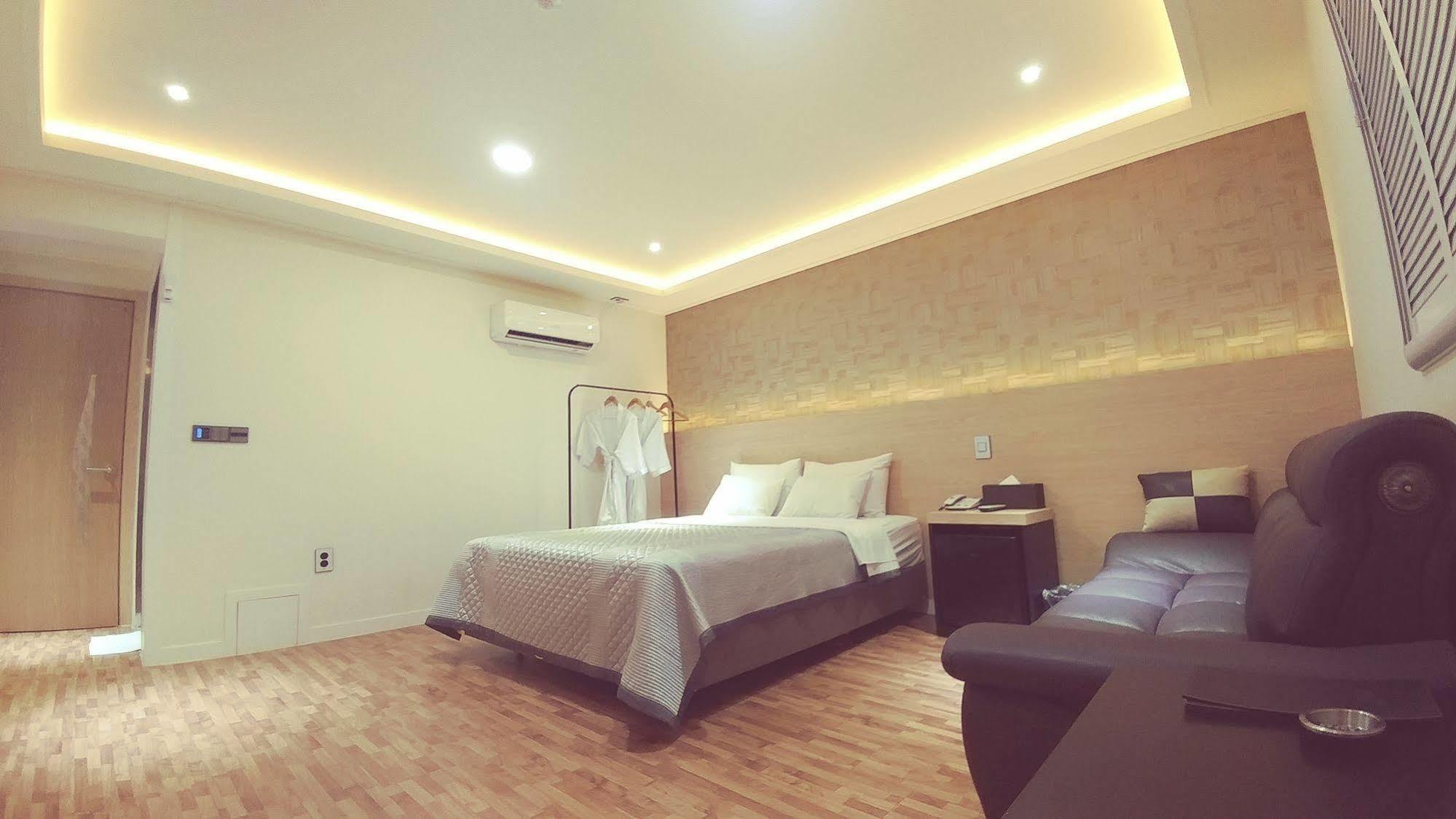 White Hotel Suwon Exterior photo